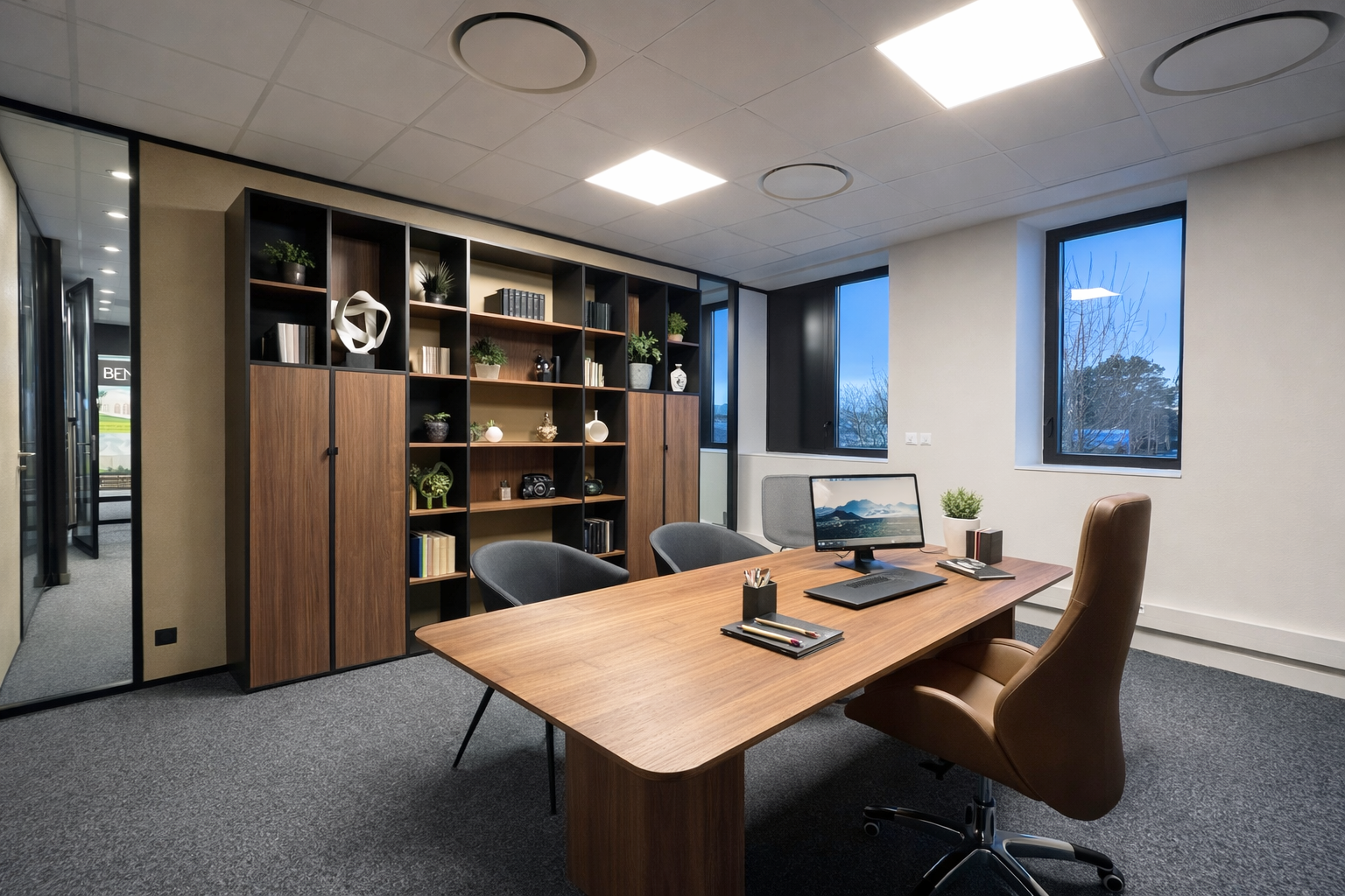 Bureau de direction avec mobilier en noyer et décoration sur mesure chez BFM Location à Angers